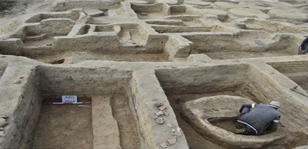 3,000 Year Old Military Fort Unearthed In Northern Egypt (kaamsechitrakaar)